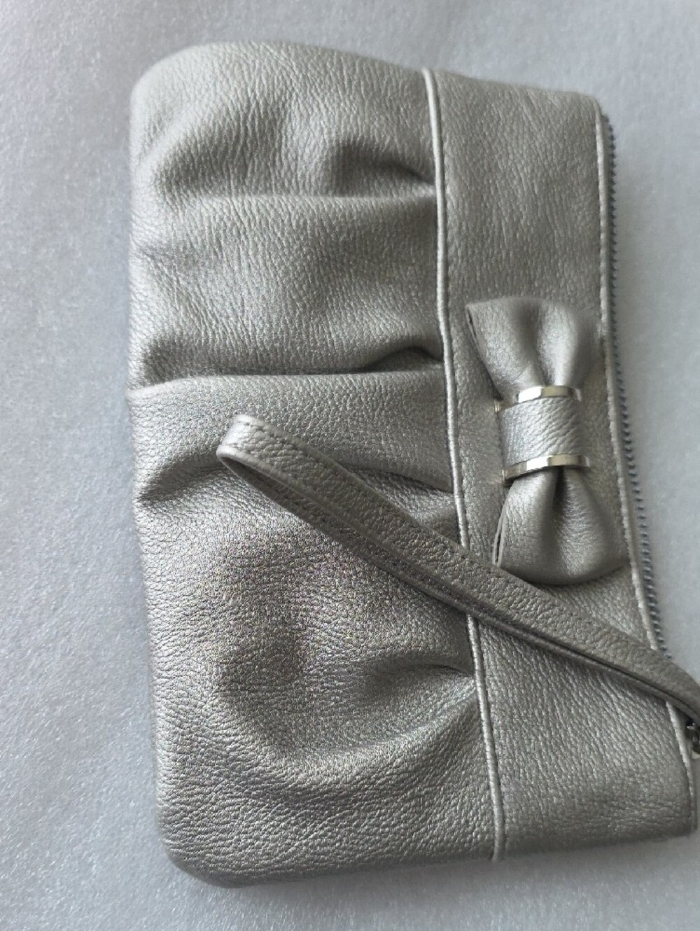 Safe Keeper Bow Wristlet Clutch Wallet Silver Metallic 7 3/4"l 1/2"wide 5"tall - Picture 8 of 9